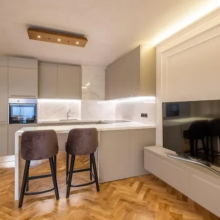 Апартамент Sofapart Stylish & Fancy Place With 1 Bdr