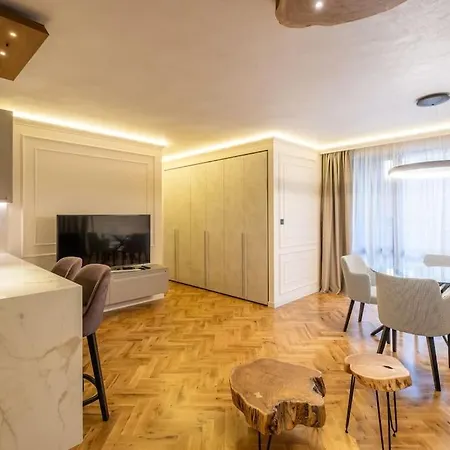 Апартамент Sofapart Stylish & Fancy Place With 1 Bdr *